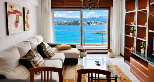 Apartamento Mariño en Baiona con salón con vista al mar, sofá moderno, muebles de madera y terraza costera panorámica