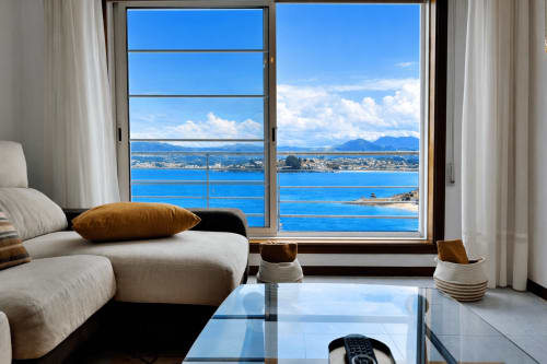 Apartamento con vistas al mar soleado en Baiona, mobiliario moderno, paisaje costero y montañas