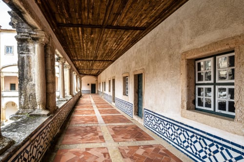 Colunata coberta com azulejos de terracota e detalhes em azulejo azul na Quinta da Alcaidaria-Mór, Ourém-Fátima Portugal