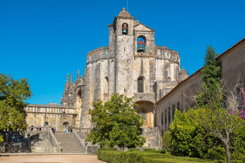 Igreja histórica em pedra com campanário em Ourém-Fátima, Portugal perto da Quinta da Alcaidaria-Mór