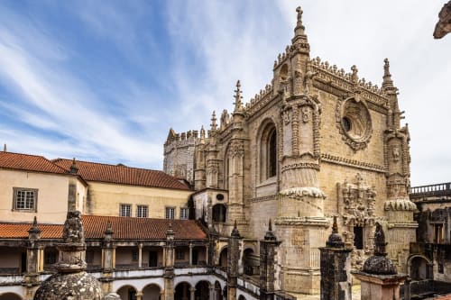 Mosteiro histórico com detalhes de pedra ornamentada em Ourém-Fátima, Portugal perto da Quinta da Alcaidaria-Mór