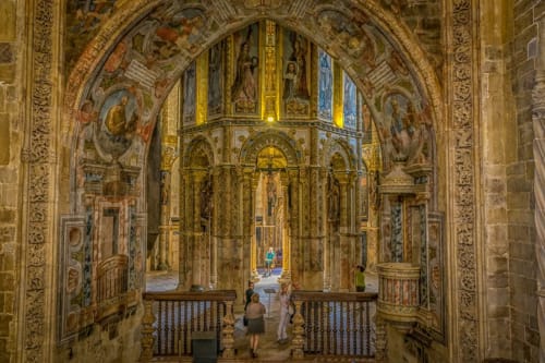 Interior de igreja ornamentado em ouro com teto abobadado e obras de arte religiosa, Ourém-Fátima Portugal