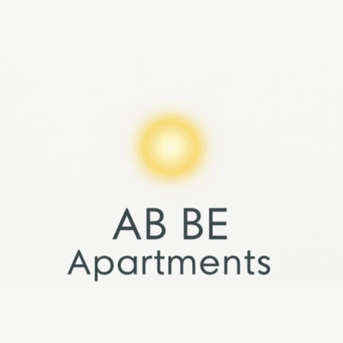 Logotipo de Ab Be Apartments con símbolo de sol, gestor de propiedades en Málaga, España
