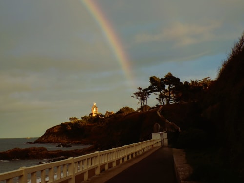 Arc-en-ciel sur sémaphore de Saint-Quay-Portrieux, Côtes d'Armor