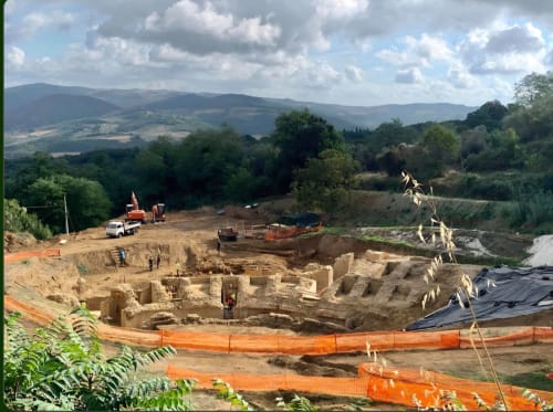 Scavo archeologico presso I Castagnini a Montecatini Val di Cecina, Toscana, tra colline ondulate