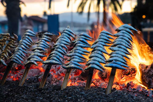 Sardinas frescas a la brasa en restaurante junto al mar, Málaga