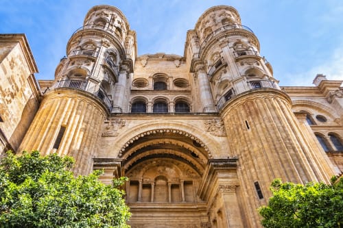 Fachada de catedral histórica de piedra con torres gemelas en Málaga, España cerca de Ab Be Apartments
