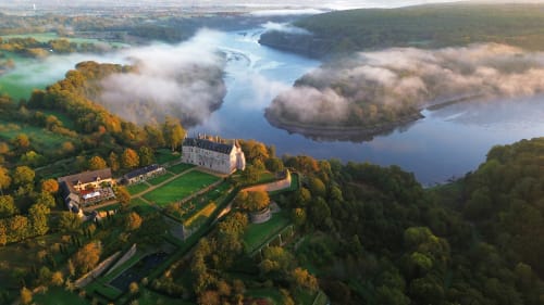 Vue aériene château de la Roche Jaggu, sous la brume, Côte d'Armor