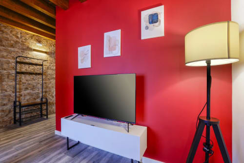 Salón con televisión y lámpara de tulipa Decoración De cuadros