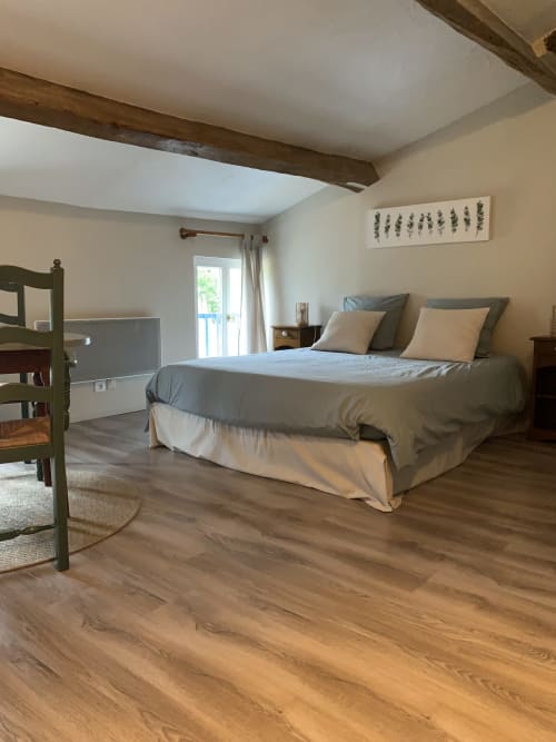 Chambre d'hôtes spacieuse "Du Marais" à La Maison d'hôtes La Chabanaise avec grand lit double, décoration chaleureuse, salle d'eau et WC privés, frigo et plateau de courtoisie.