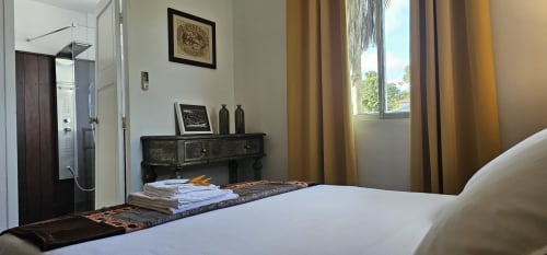Schickes Zimmer in der Villa Les Cassias auf Guadeloupe – Innenansicht mit Doppelbett