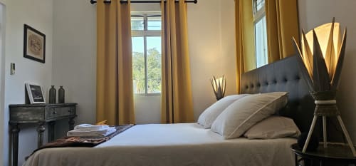 Schickes Zimmer in der Villa Les Cassias auf Guadeloupe – bequemes Bett und Tageslicht