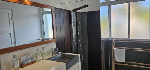 Badezimmer der Villa Les Cassias auf Guadeloupe: Dusche und Spiegel