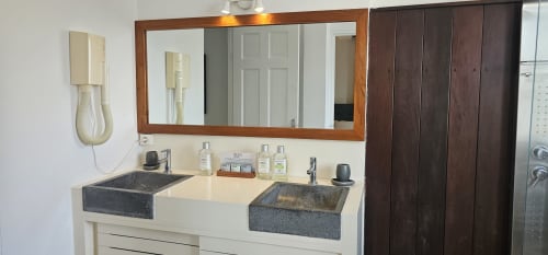 Badezimmer in der Villa Les Cassias auf Guadeloupe: modernes Waschbecken und Spiegel