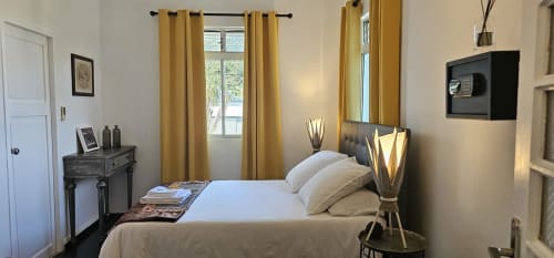 Schickes Zimmer in der Villa Les Cassias auf Guadeloupe mit Doppelbett und tropischer Einrichtung