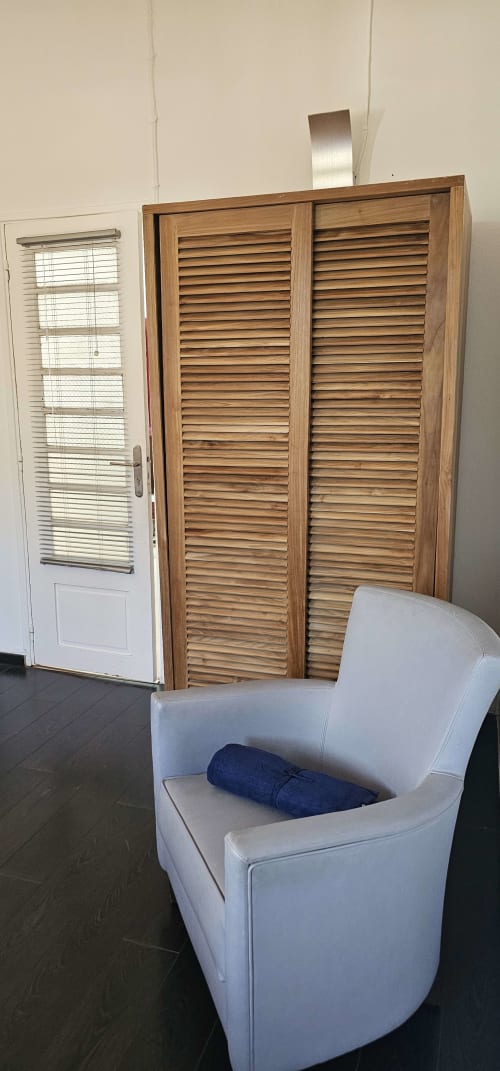 Schicker Sessel für das Schlafzimmer in der Villa Les Cassias auf Guadeloupe – tropische Einrichtung