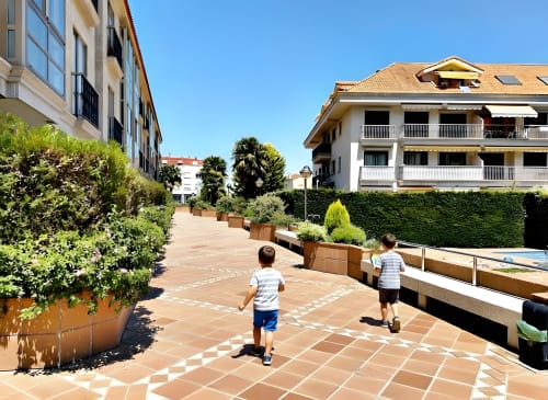 Niños jugando en complejo residencial familiar con piscina, edificio de apartamentos Baiona con terraza y zonas exteriores