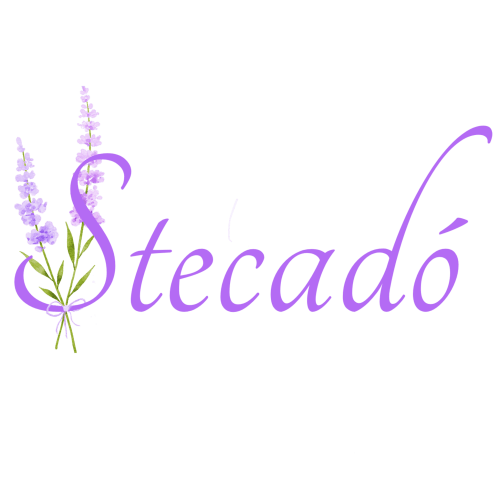 Logo de l'agritourisme Stecadò avec fleurs de lavande violettes et texte en script pour la chambre d'hôtes à Dolceacqua, Italie