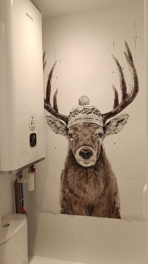 Art mural ludique de cerf en tricot au Gîte des Gônes, décoration de la salle de bain, appartement à Feyzin