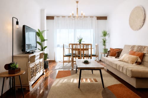 Luminoso apartamento en Baiona con mobiliario moderno, comedor, plantas y vistas a la ciudad