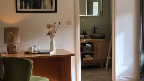 Rolin-kamer in Moulin Renaudiots te Autun met houten bureau, groene stoel en en-suite badkamer met zwart waskom