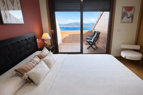 Lujoso dormitorio en Baiona con vistas al mar, decoración moderna y acceso a terraza con vistas a la costa