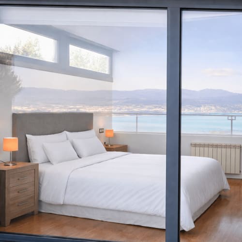 Dormitorio de lujo frente al mar en Baiona con vistas al mar, amueblado moderno y vista a montañas costeras