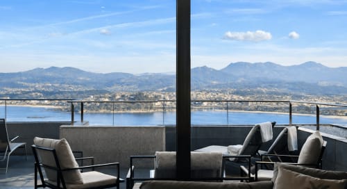 Terraza de dúplex Beiramar en Baiona con vistas panorámicas al mar y montañas, mobiliario exterior moderno