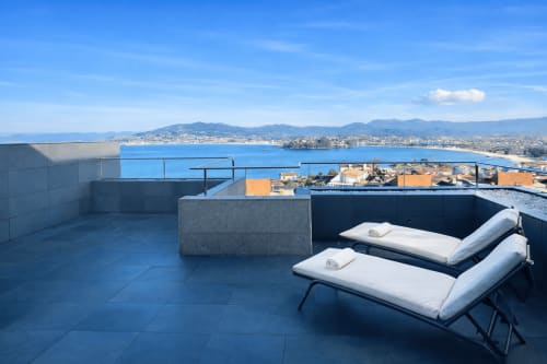 Terraza en azotea de Holibai Baiona con tumbonas con vistas al mar, bahía y montañas