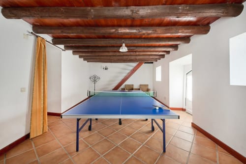 Sala de jogos com mesa de ping pong azul na Quinta da Alcaidaria-Mór em Ourém-Fátima, Portugal