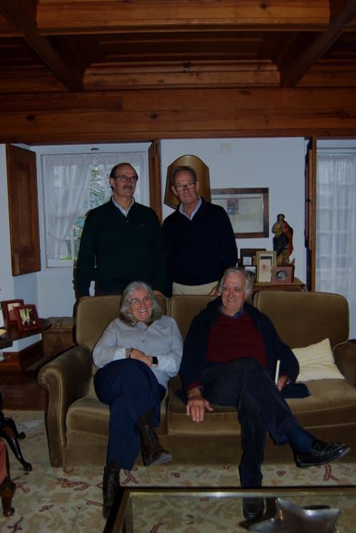 Quatro hóspedes relaxando na sala de estar da Quinta da Alcaidaria-Mór, Ourém-Fátima, Portugal