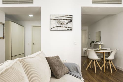 Moderno estudio en Málaga con cama, zona de comedor, cocina americana y decoración blanca