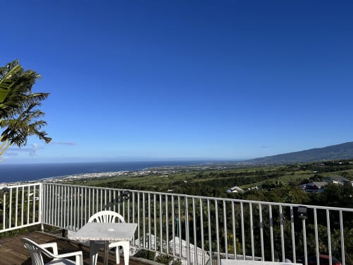 Terrasse avec vue sur l'océan à l'Hôtel le soleil couchant à Saint-Pierre, Réunion, paysage côtier et palmiers