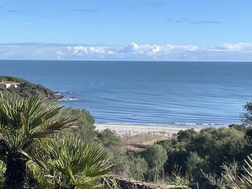 Villa a Orosei con vista mare sulla spiaggia sabbiosa, costa mediterranea e oceano azzurro sotto cielo sereno