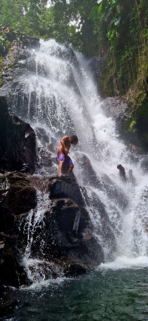 Personne profitant de la cascade du Nid De Bellemont à Trois-Rivières, Guadeloupe