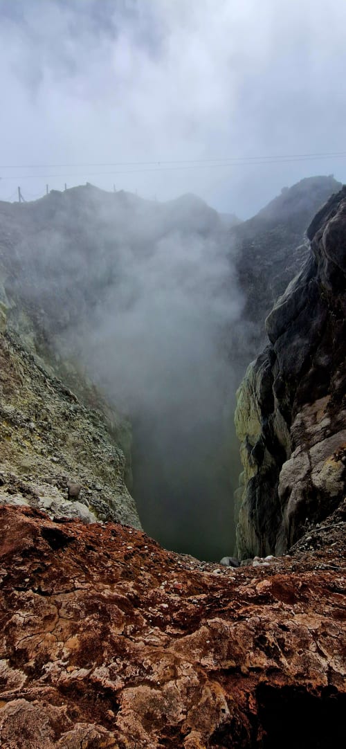 Gorge montagneux enveloppé de brume avec falaises rocheuses et forêt, Le Nid De Bellemont B&B près de Trois-Rivières, Guadeloupe