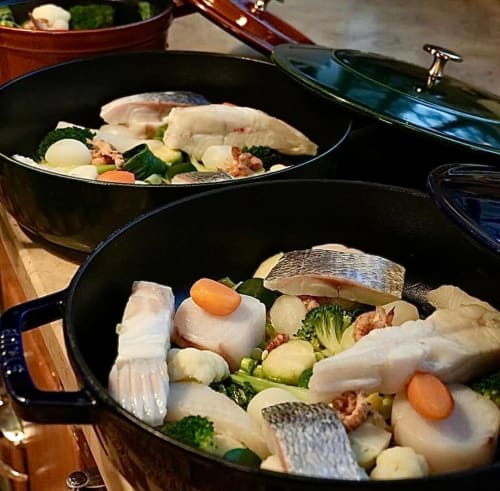 Cocotte petis légumes et poisson à commander chez Julien Wauthier pour un dîner sans contrainte dans les maisons de vacances du Clos Delamare