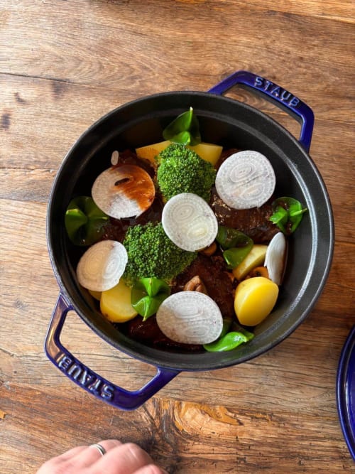 Cocotte  de Julien W. en préparation | à commander pour un dîner savoureux aux gites du Clos Delamare près d'Etretat