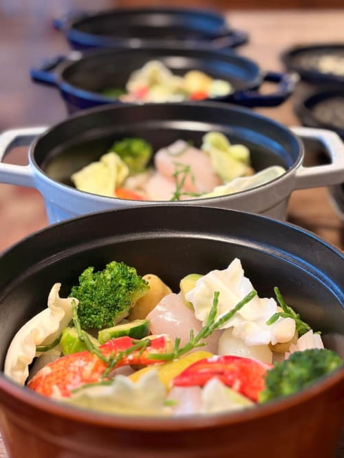 Cocotte poulet langoustes à emporter pour un dîner romantique au gîte la Clozette