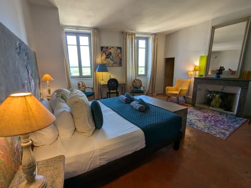 Spacieuse chambre double à La Belle au Bois à Grignan avec vue montagne, décor élégant, cheminée et équipements modernes