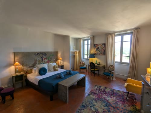 Chambre double spacieuse à La vie de château à Grignan avec accents bleus, vue sur les montagnes et mobilier élégant