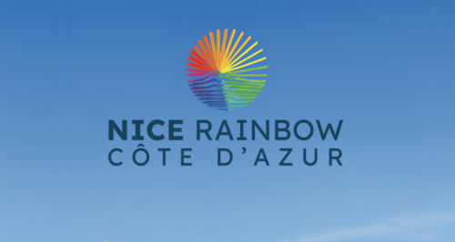 Logo Arco Iris Nice Côte d'Azur contra cielo azul, promoviendo turismo en Niza, Francia