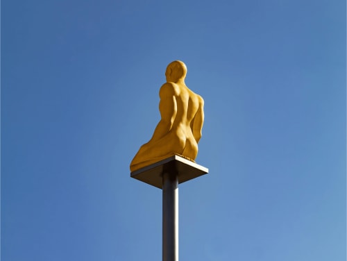 Estatua dorada en un poste contra el cielo azul cerca del Hôtel De La Fontaine en Niza, Francia