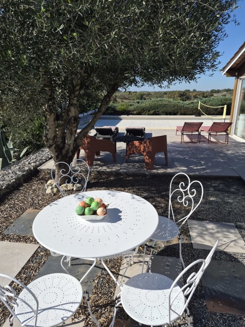 Véranda ouverte sur la piscine plein sud avec espace repas convivial.
