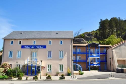 Hôtel du Rocher 2 étoiles, Le Caylar 
étape idéale, situé à 2 minutes de l'A75
Parking gratuit