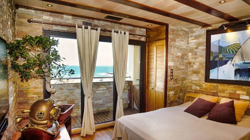 Luxueuse chambre en bord de mer à Banyuls-sur-Mer avec vue sur la mer, poutres apparentes, murs en brique et équipements modernes