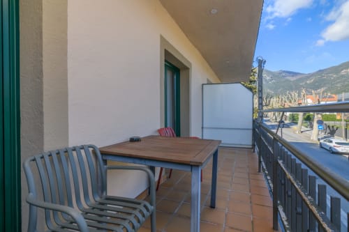 Terraza con vistas a montaña en Apartamento Rural Montseny, mesa y sillas de exterior
