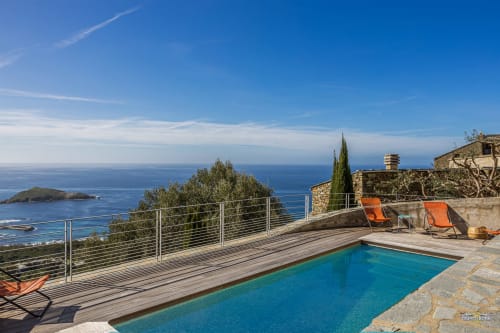 Terrasse piscine Villa Cecile avec vue mer, Centuri, Corse - transats, paysage méditerranéen et eaux cristallines