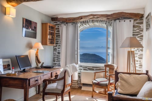 Chambre Villa CECILE avec vue mer, bureau en bois, murs en pierre et baie panoramique sur Centuri, côte de Corse