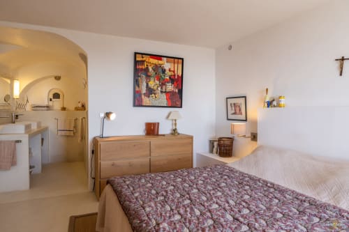 Spacieuse chambre de la Villa CECILE à La Conciergerie du Cap Corse, Centuri, avec commode en bois, vue mer et salle de bain attenante